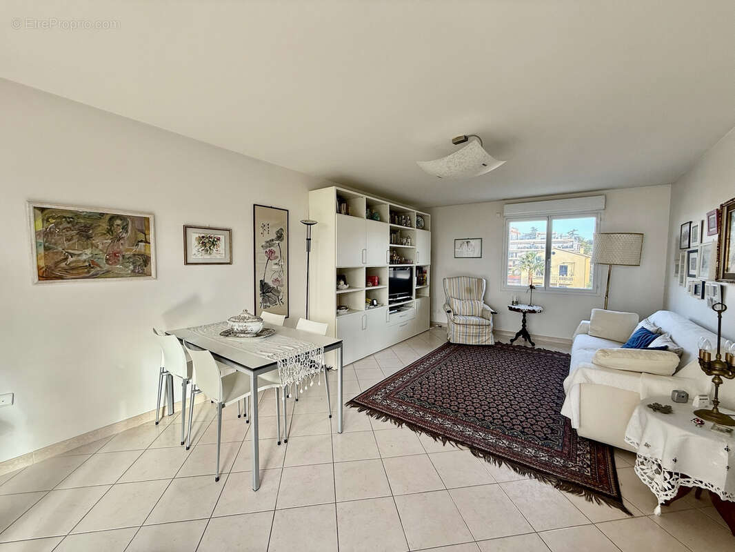 Appartement à SAINT-LAURENT-DU-VAR