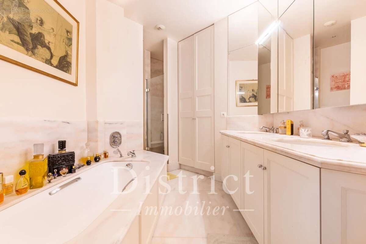 Appartement à PARIS-8E