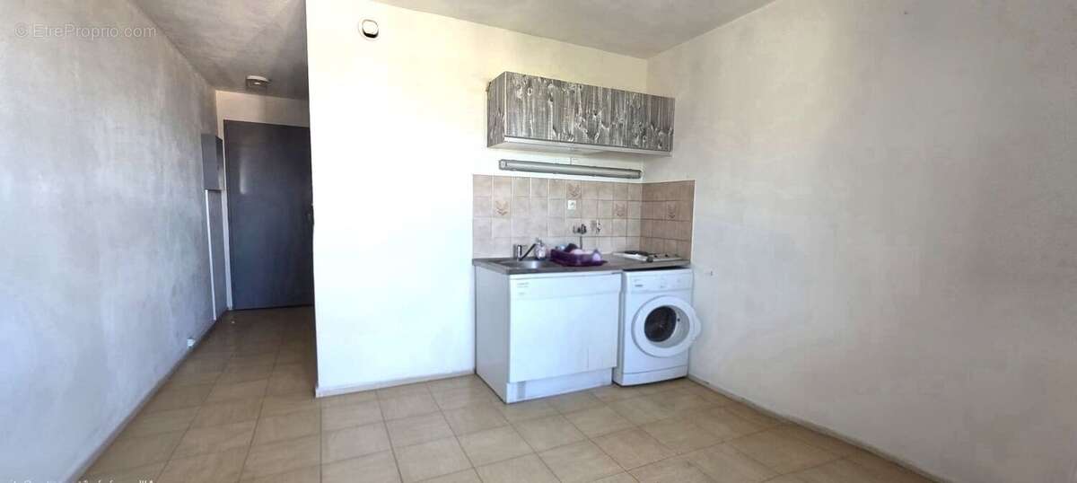 LA CIOTAT-A VENDRE-STUDIO-1 CHAMBRE-CALME-PROCHE COMMERCES - Appartement à LA CIOTAT