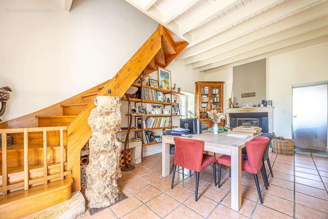 ***** Maison de caractère prête à vivre, rénovée énergétiquement, 2 chambres, joli jardin ***** - photo 9