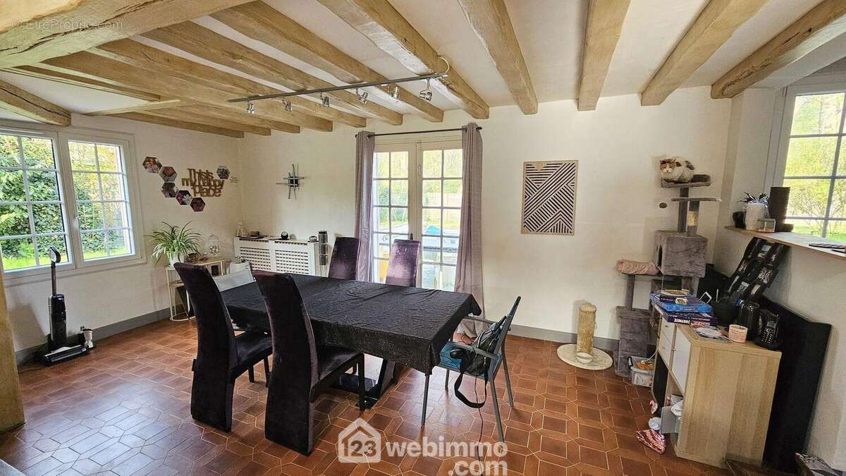 Un espace salle à manger et son accès direct sur la cuisine. - Maison à MILLY-LA-FORET