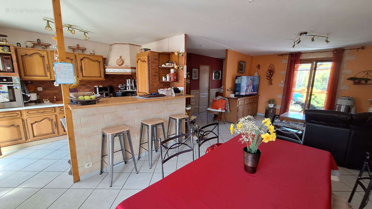 Maison à SAINT-GENES-CHAMPANELLE