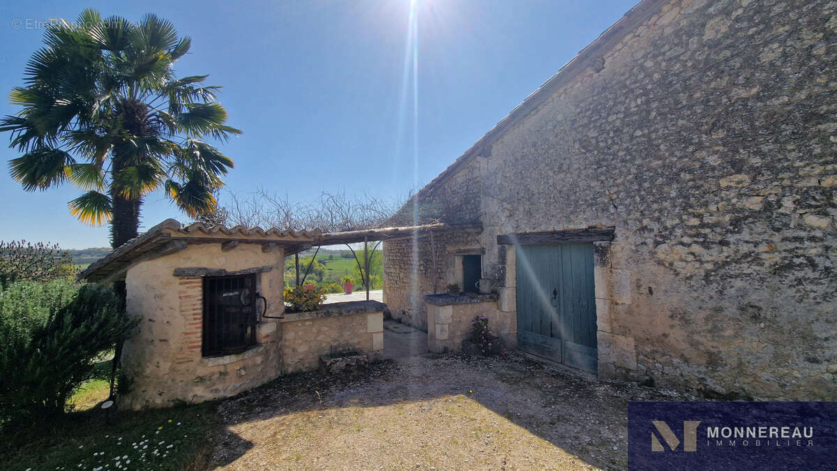 Maison à MONTMOREAU-SAINT-CYBARD