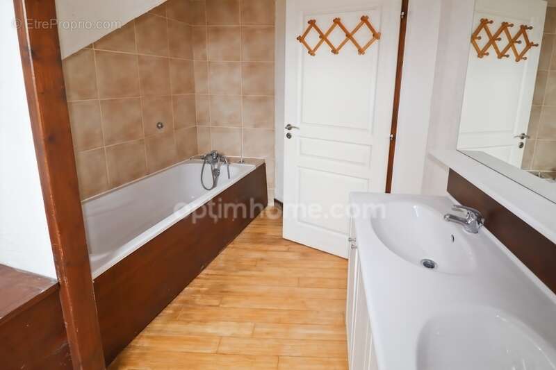 Appartement à SAINT-ETIENNE-DE-SAINT-GEOIRS