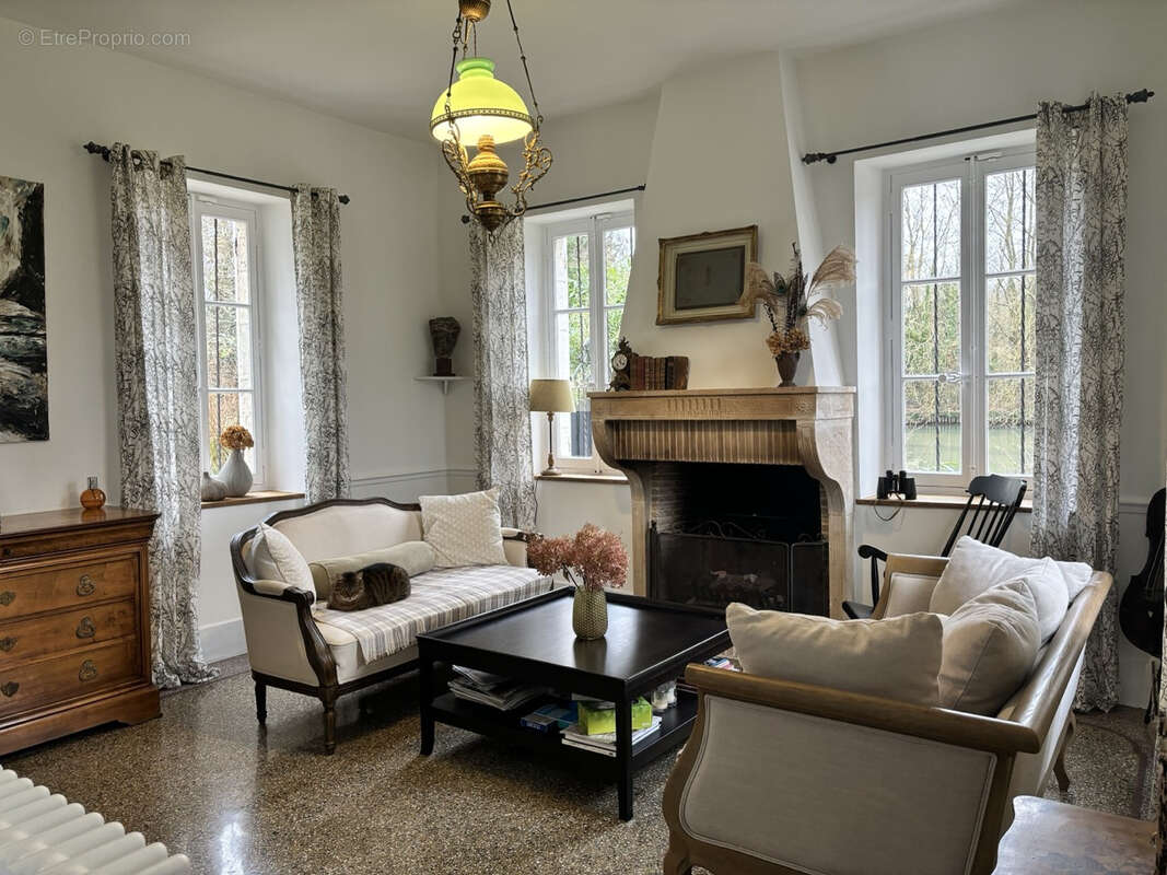 Maison à SAINT-PRYVE-SAINT-MESMIN