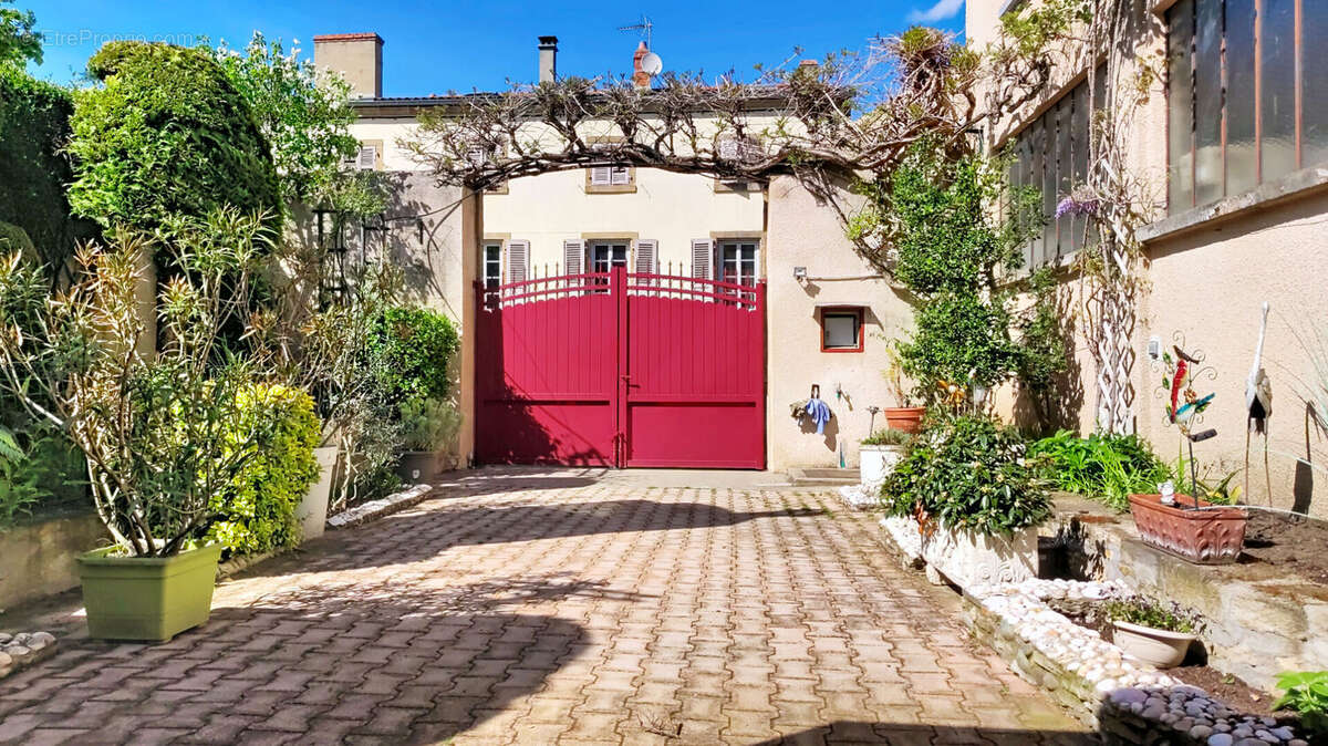 Maison à VIC-LE-COMTE