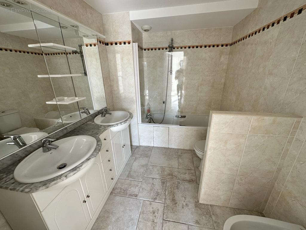 Appartement à SAINT-LAURENT-DU-VAR