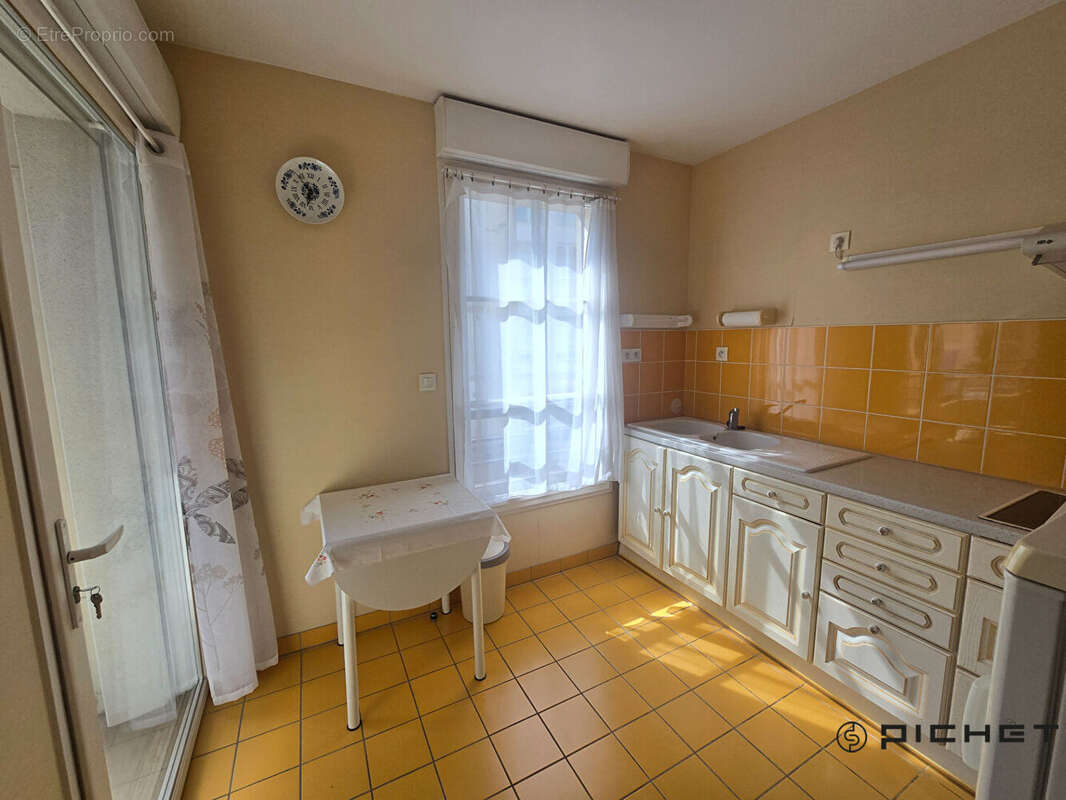 LA ROCHELLE VIEUX PORT LA GARE Appartement La Rochelle 2 pièces de 52m² avec parking privé - photo 5