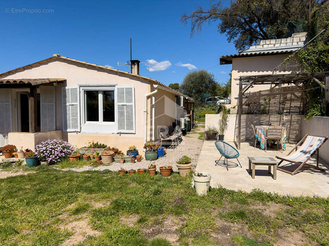 Maison à LA ROQUETTE-SUR-SIAGNE