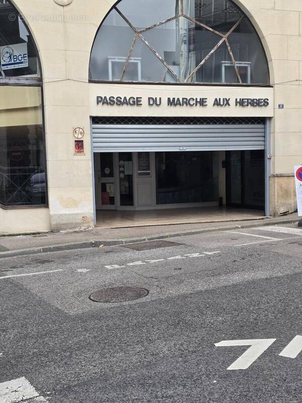 Photo 1 - Commerce à COMPIEGNE