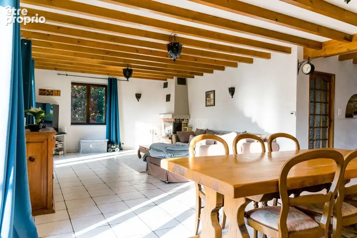 Beaux volumes pour cette maison avec agréable terrain et grande dépendance - photo 2