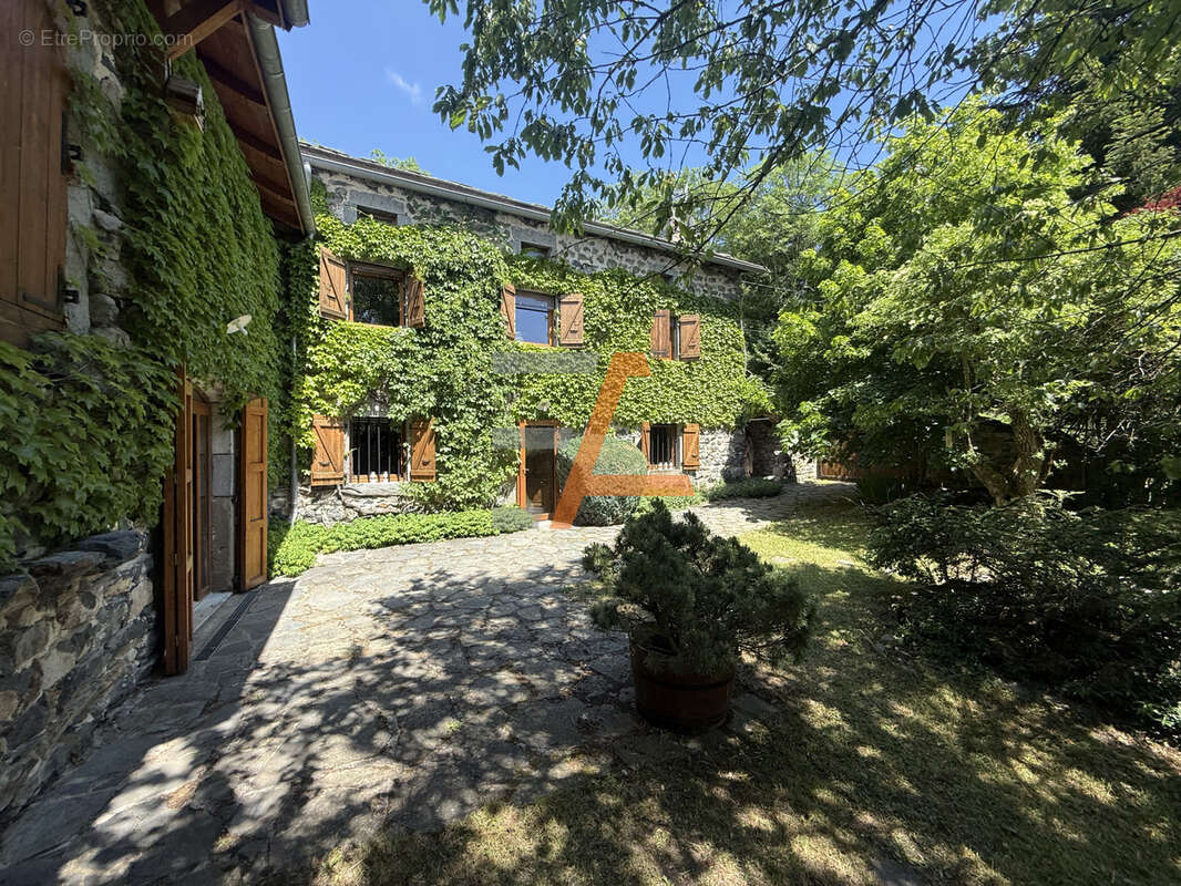 Maison à SAINT-JULIEN-CHAPTEUIL