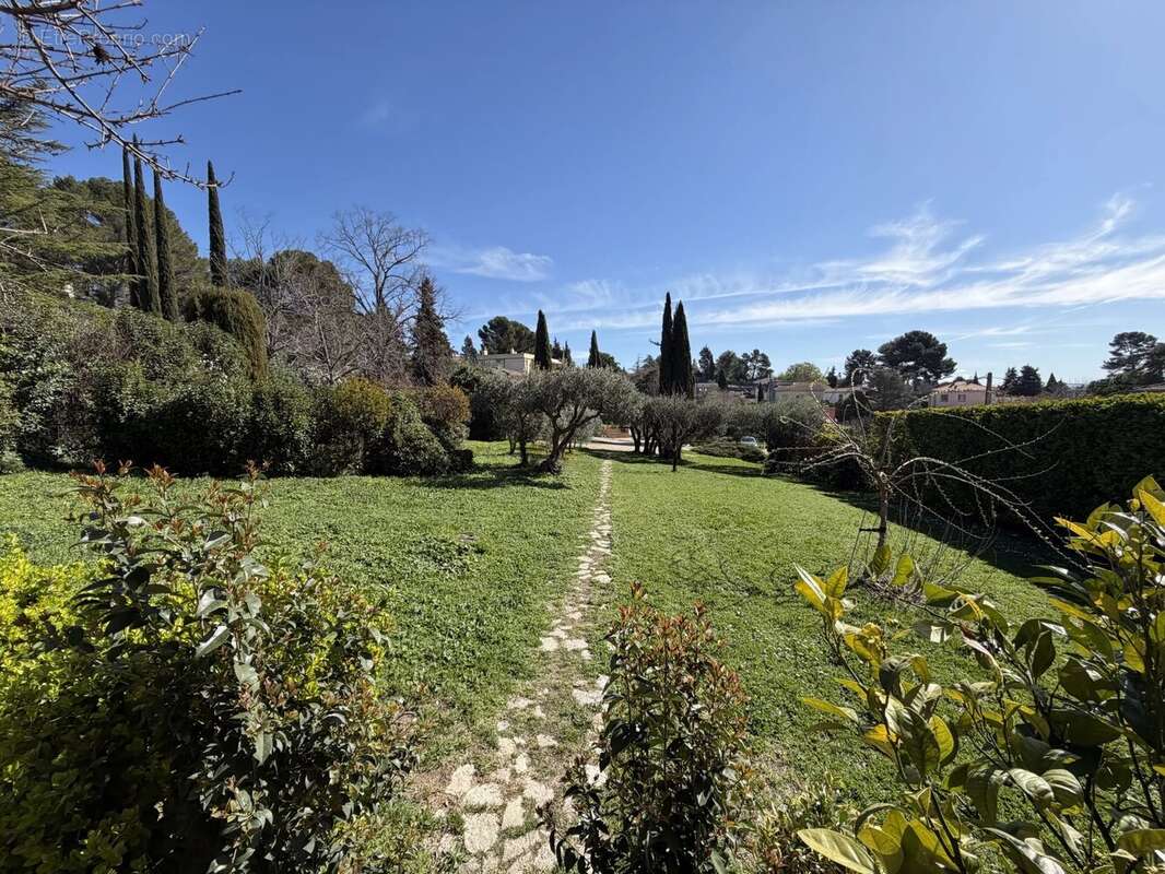 Terrain à AIX-EN-PROVENCE