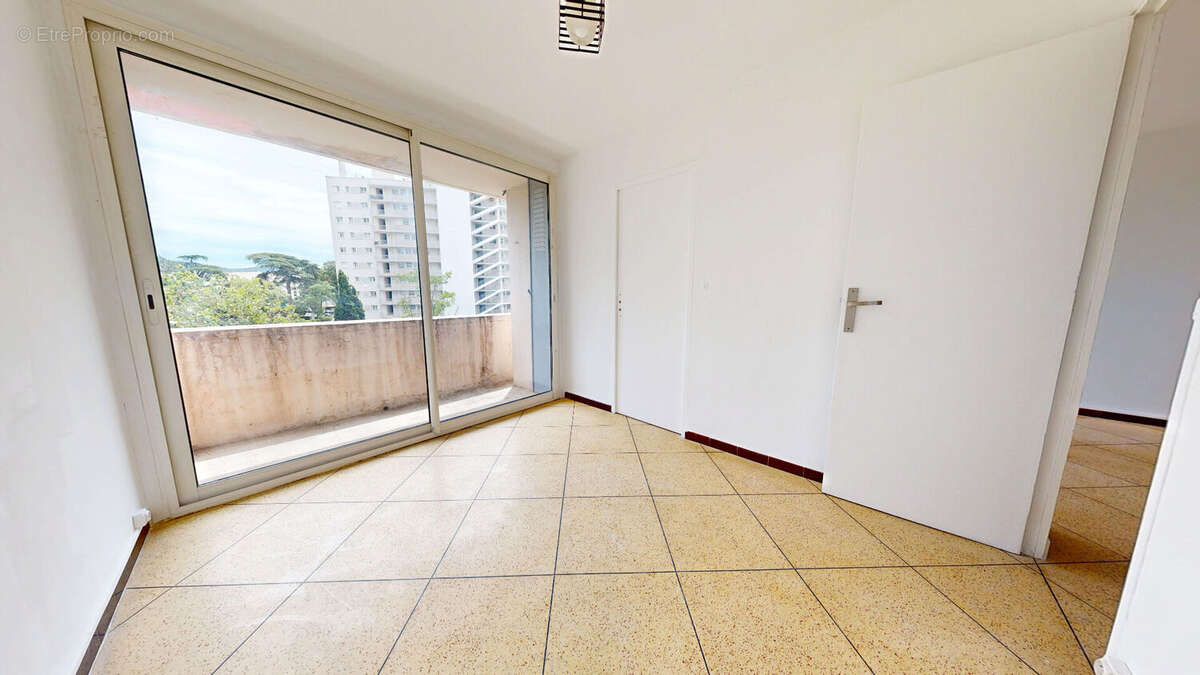 A vendre - Appartement T3 avec Balcon au calme absolu  et Vue Colline ? Parc Sévigné, Marseille 13009 - photo 8