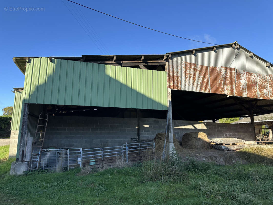 Parking à SAINT-LORMEL
