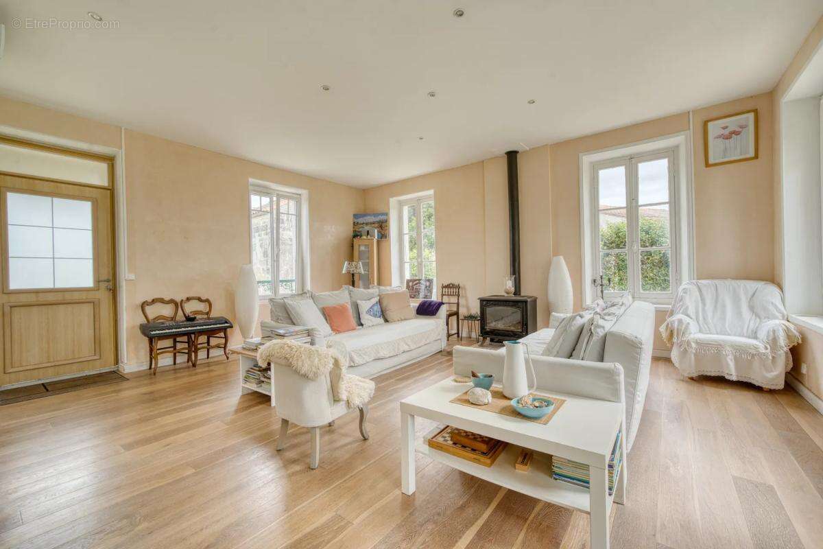 Maison à PORT-DES-BARQUES