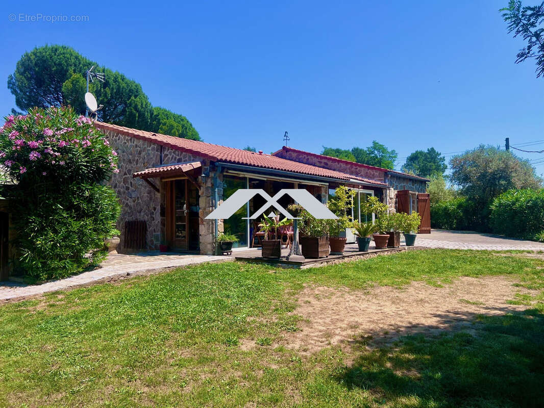 Maison à MEYRANNES