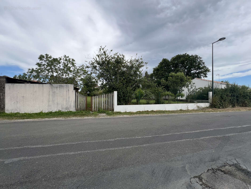 Terrain à SAINT-ETIENNE-DE-MER-MORTE