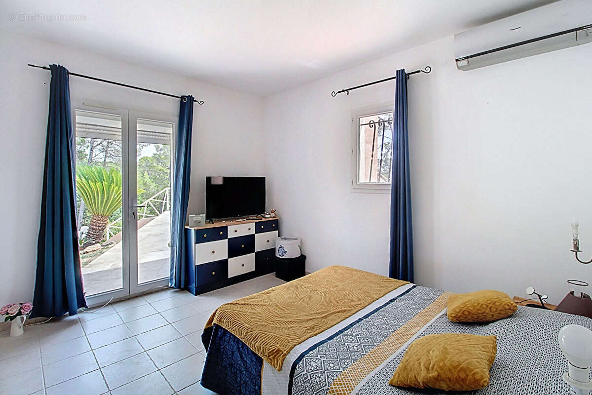 A VENDRE DRAGUIGNAN- Maison spacieuse avec PISCINE et terrain clos et arboré de 4000m² - Un véritable coup de coeur ! - photo 8