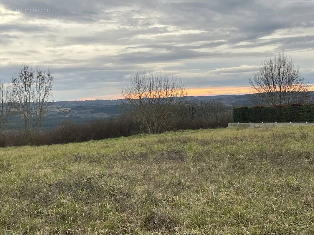 Terrain à LABASTIDE-CASTEL-AMOUROUX
