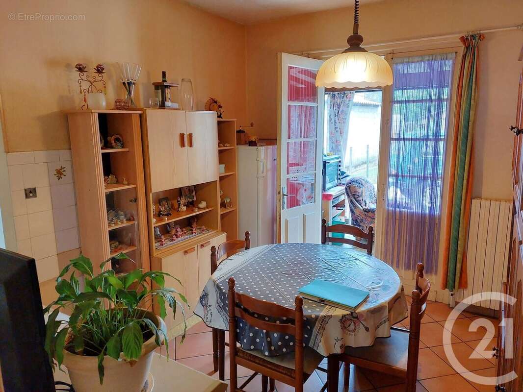 Maison à LES PEINTURES