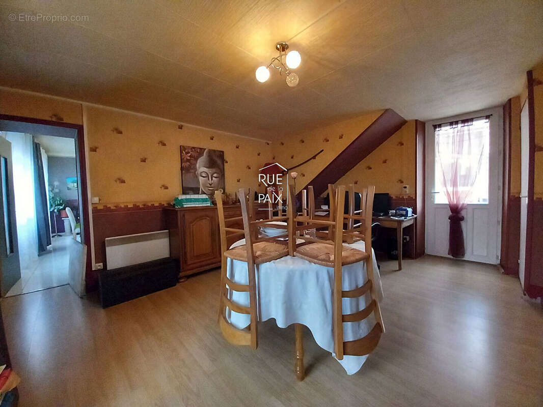 Maison à MONTS-SUR-GUESNES