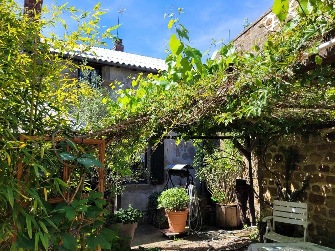 Jolie Maison de village rénovée + Fort potentiel d'agrandissement BUXIERES LES MINES (03) - photo 3