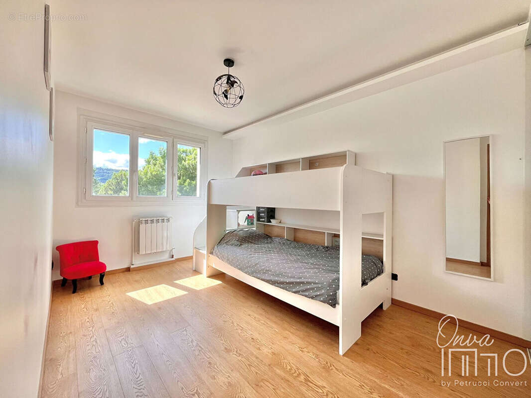 Fontaines-sur-Saône - T3 de 80 m² entièrement rénové avec balcon - photo 10