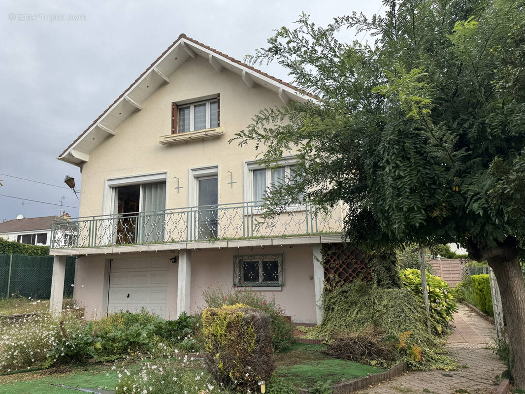 Maison à SAINT-JEAN-DE-LA-RUELLE