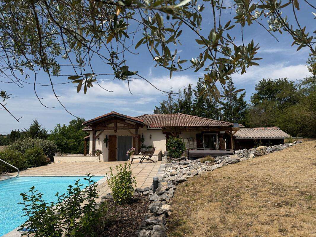 Maison parfaitement entretenue avec piscine et belle vue dégagée - photo 2