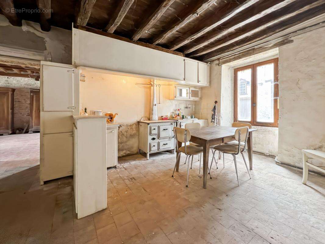  Bâtisse en pierres avec dépendances et fort potentiel à Saint-Péravy-la-Colombe  - photo 4