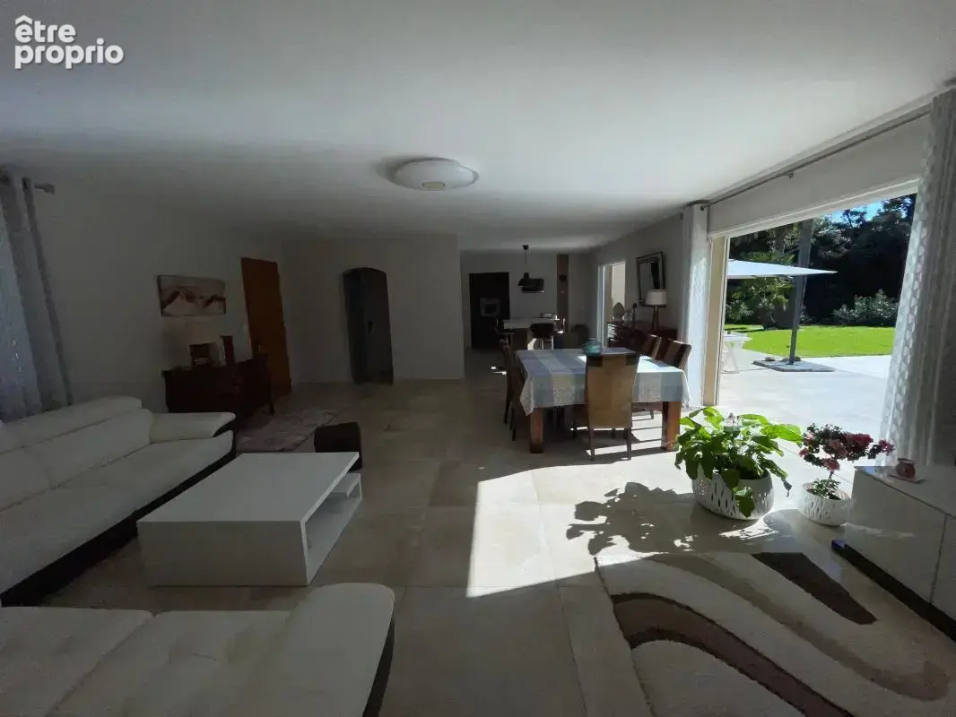 A vendre la seyne sur mer quartier sud tres belle villa de plain pied 5 pieces 4 chambres jardin piscine garage - photo 9