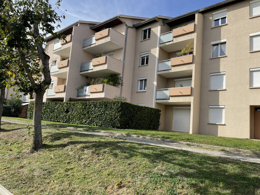 Appartement à LA TOUR-DE-SALVAGNY