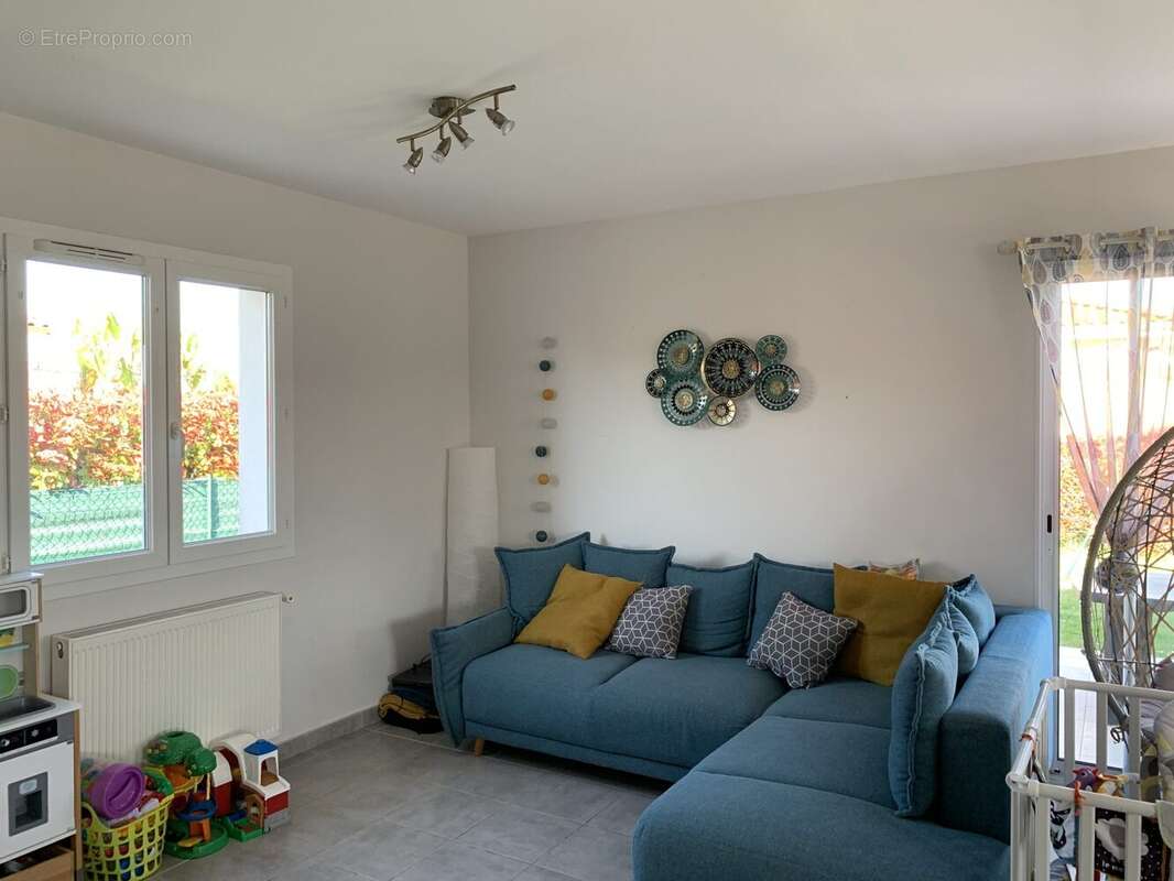 salon ouvert - Maison à MIRANDE