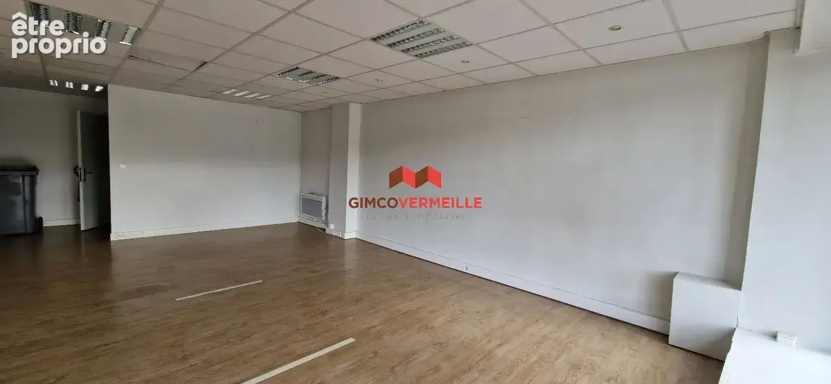 Immeuble d'habitation et commerce - photo 11