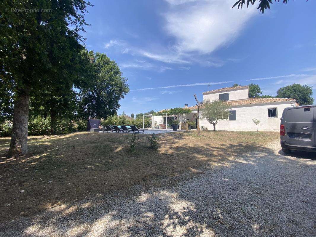Villa COUP DE COEUR de 2002 de 173 m² avec Garage spacieux de 40 m² et Piscine - photo 4