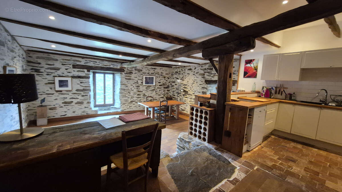 Maison à LACROIX-BARREZ