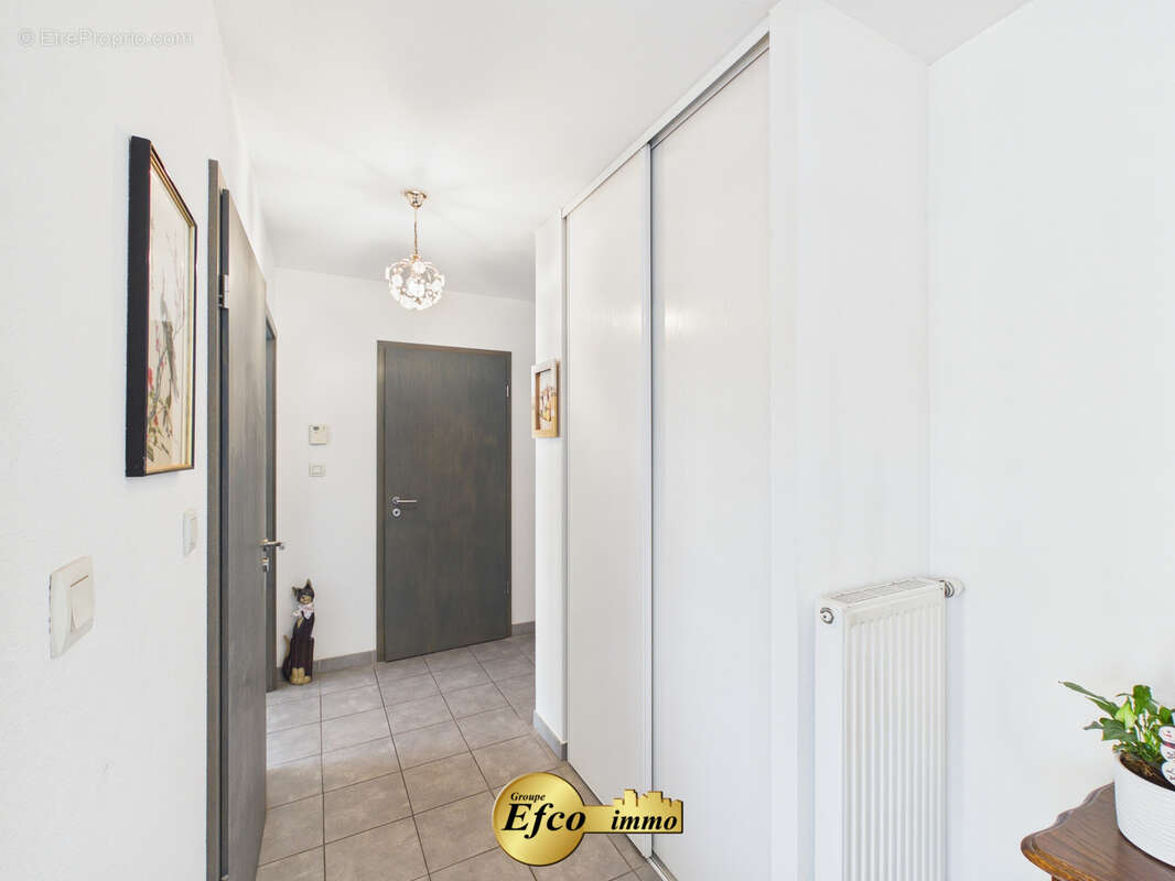 CERNAY joli T2 balcon, lumineux, soigné, libre, avec garage et parking privé. - photo 10