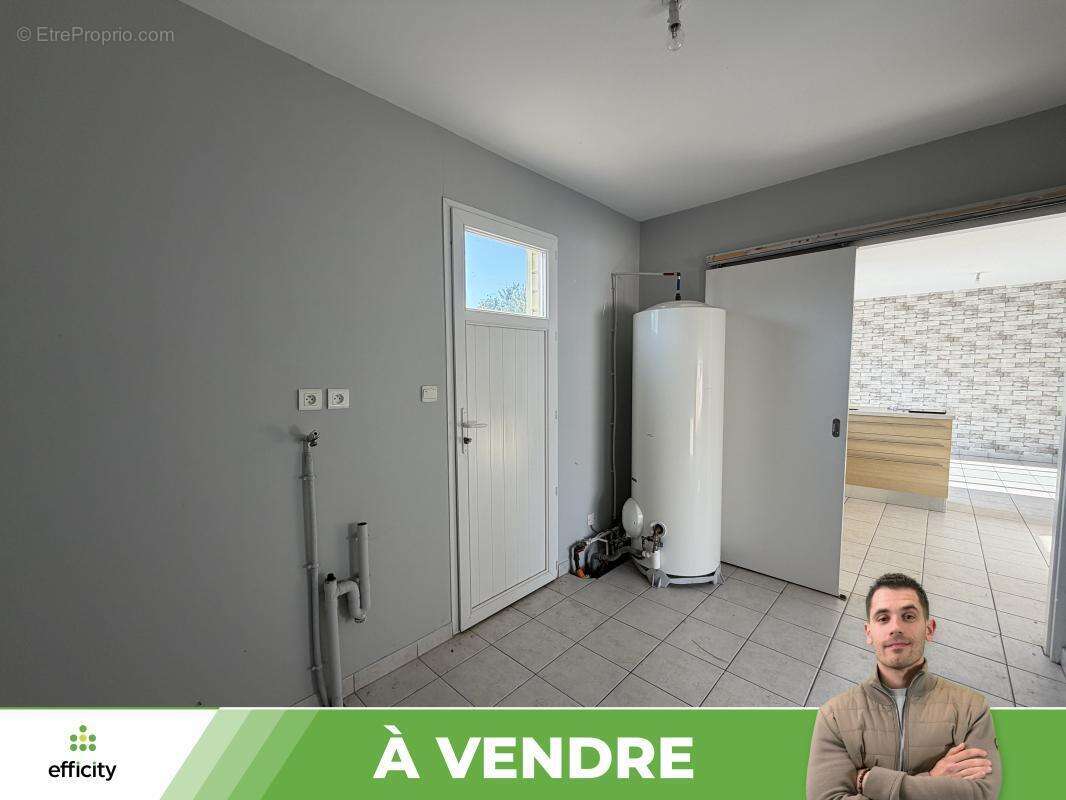 Maison 104 m² à Lussac-Les-Chateaux  - photo 18