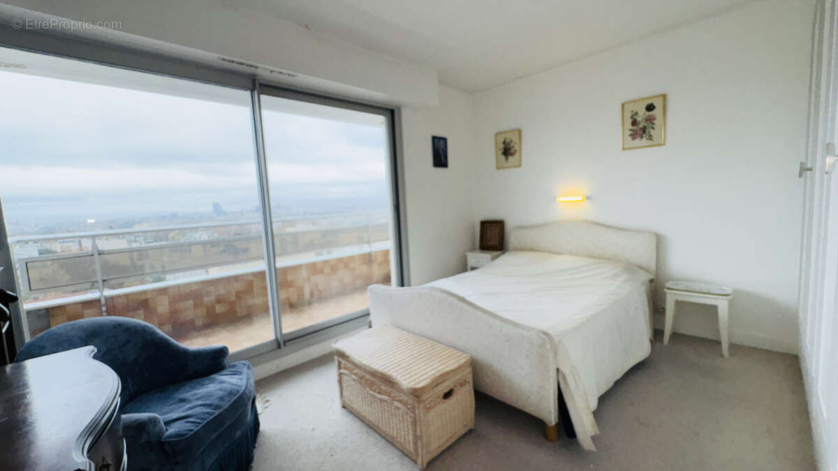Appartement à COURBEVOIE