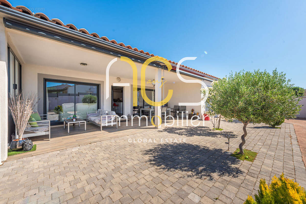 Achat Vente Maison Gignac-la-Nerthe  4 pièces 114m2 Jardin Garage - photo 2