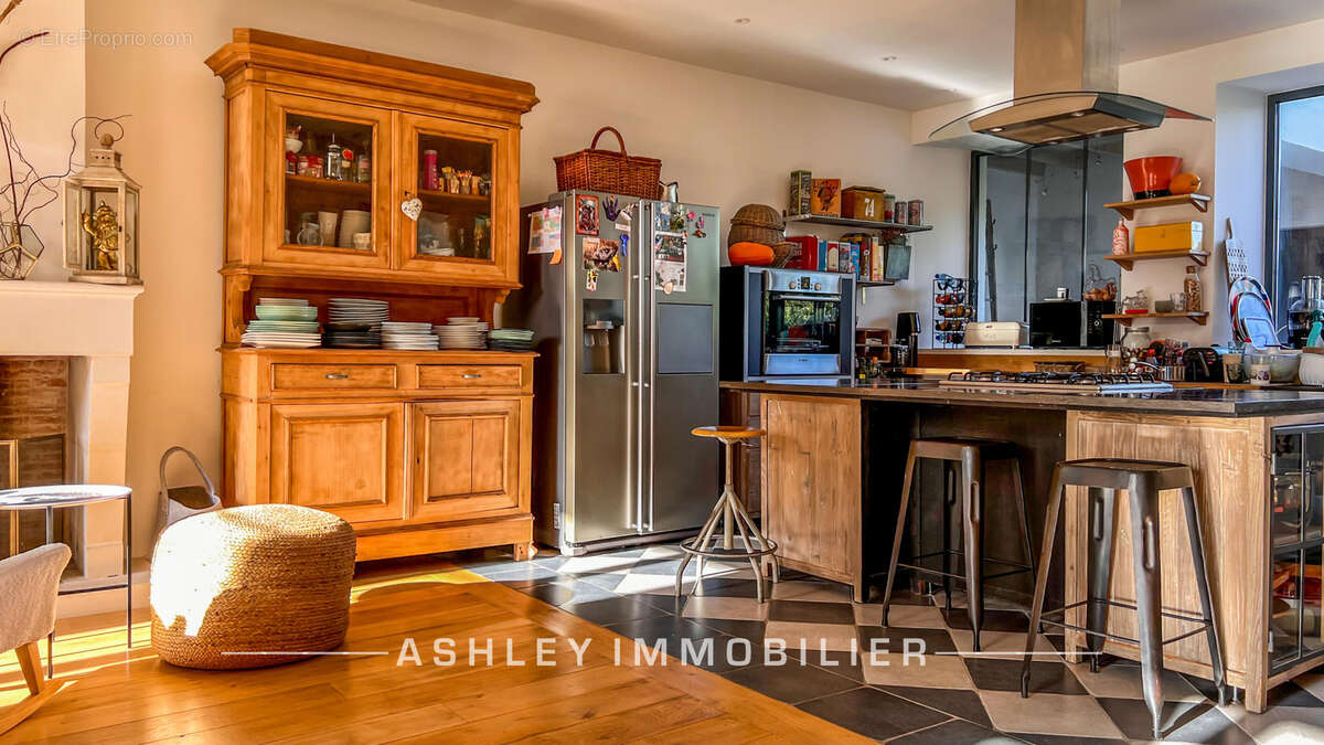 À vendre - maison charentaise du xviiie avec piscine, dépendances et terrain de 2 400 m2 - saint-soulle - photo 10