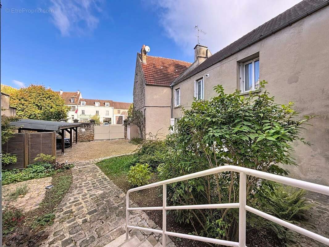 Vue coté place - Maison à CHATEAUFORT