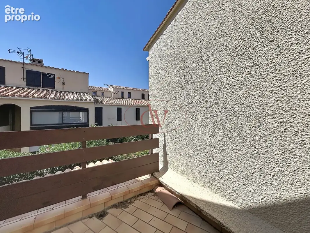 Maison de type F3 bis en copropriété, à seulement 5 minutes à pied de la mer. - photo 5
