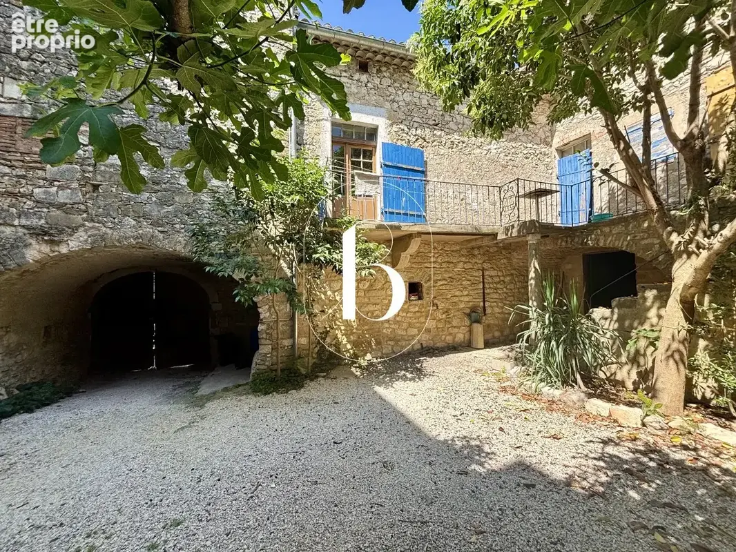 Mas en pierres traditionnelles avec cour et terrasse arborée - photo 3