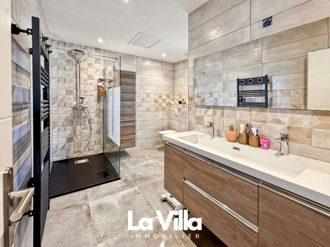 Maison à ENTRAIGUES-SUR-LA-SORGUE