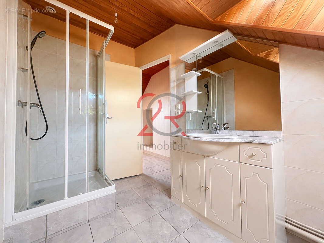 Maison au calme - Double garage - DPE D - photo 2
