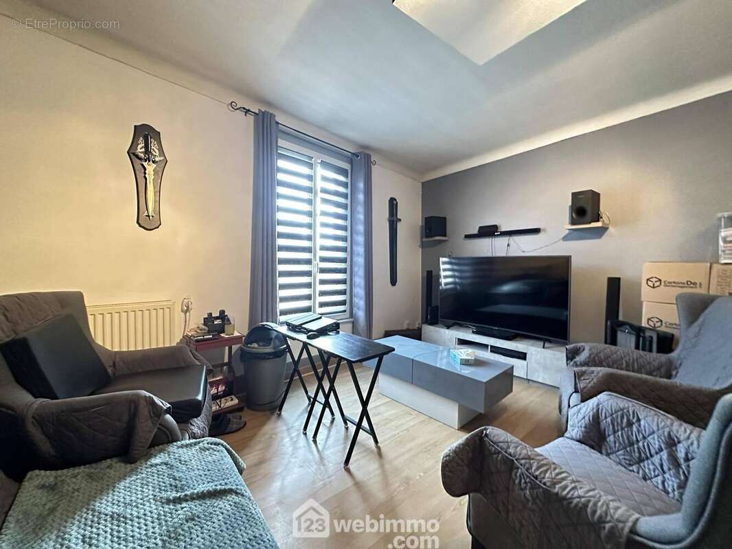 Les fenêtres sont en double vitrage - Appartement à CREPY