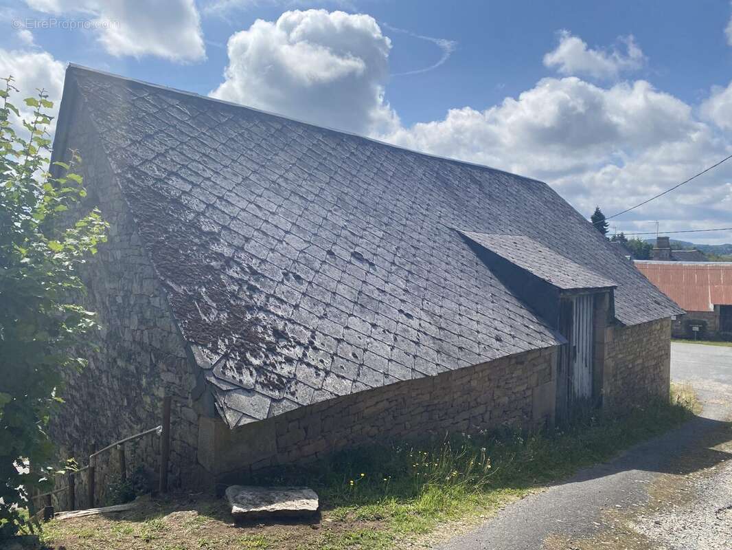Terrain à PEROLS-SUR-VEZERE