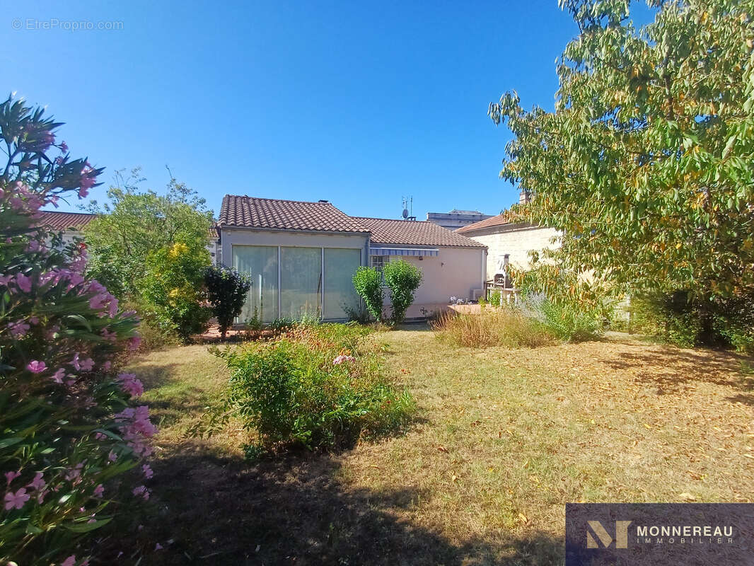 Maison services a pied avec jardin et garage - photo 4
